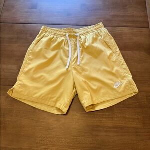 Nike Men’s Yellow Swim Trunks Board Shorts Standard Fit Mid Thigh NEW NWT Small